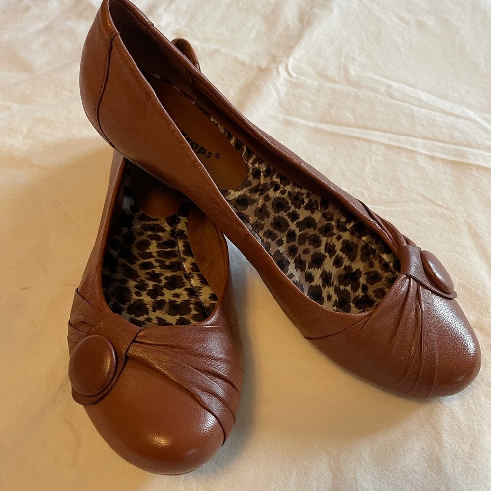 Bare Traps brown flats 8M